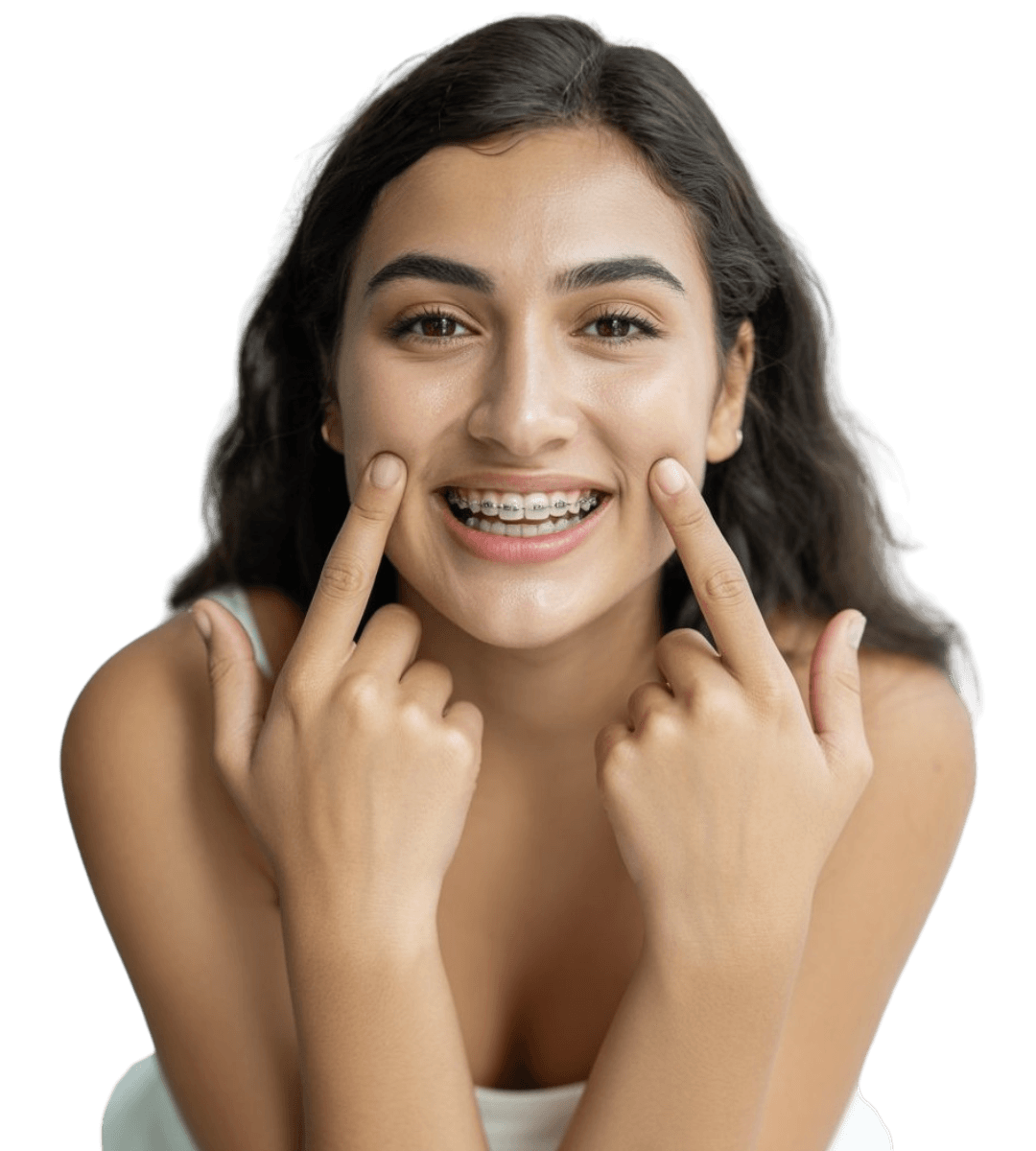 Mulher jovem sorrindo e apontando para seu aparelho ortodôntico fixo.