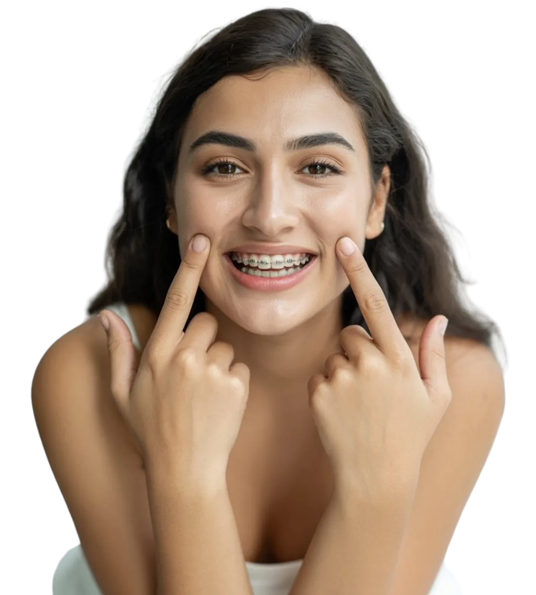 Mulher jovem sorrindo e apontando para seu aparelho ortodôntico fixo.