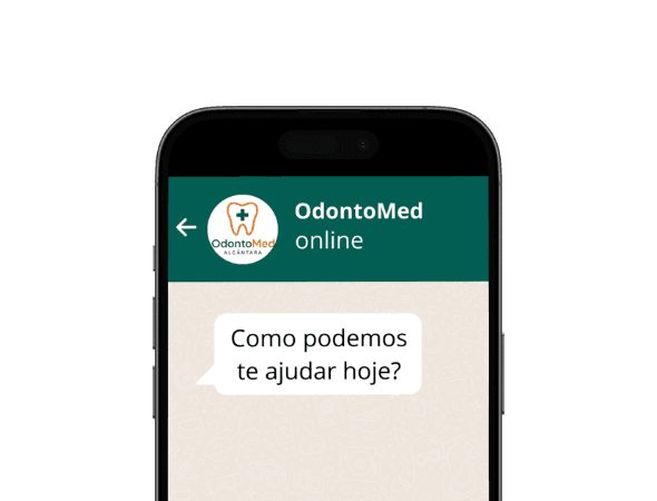 Mockup de celular com conversa no WhatsApp da OdontoMed Alcântara