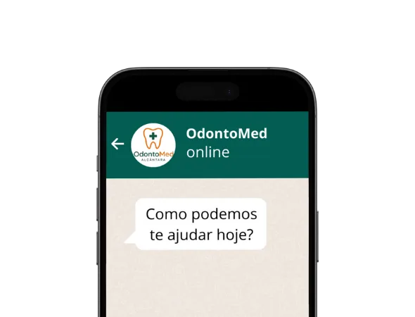 Mockup de celular com conversa no WhatsApp da OdontoMed Alcântara